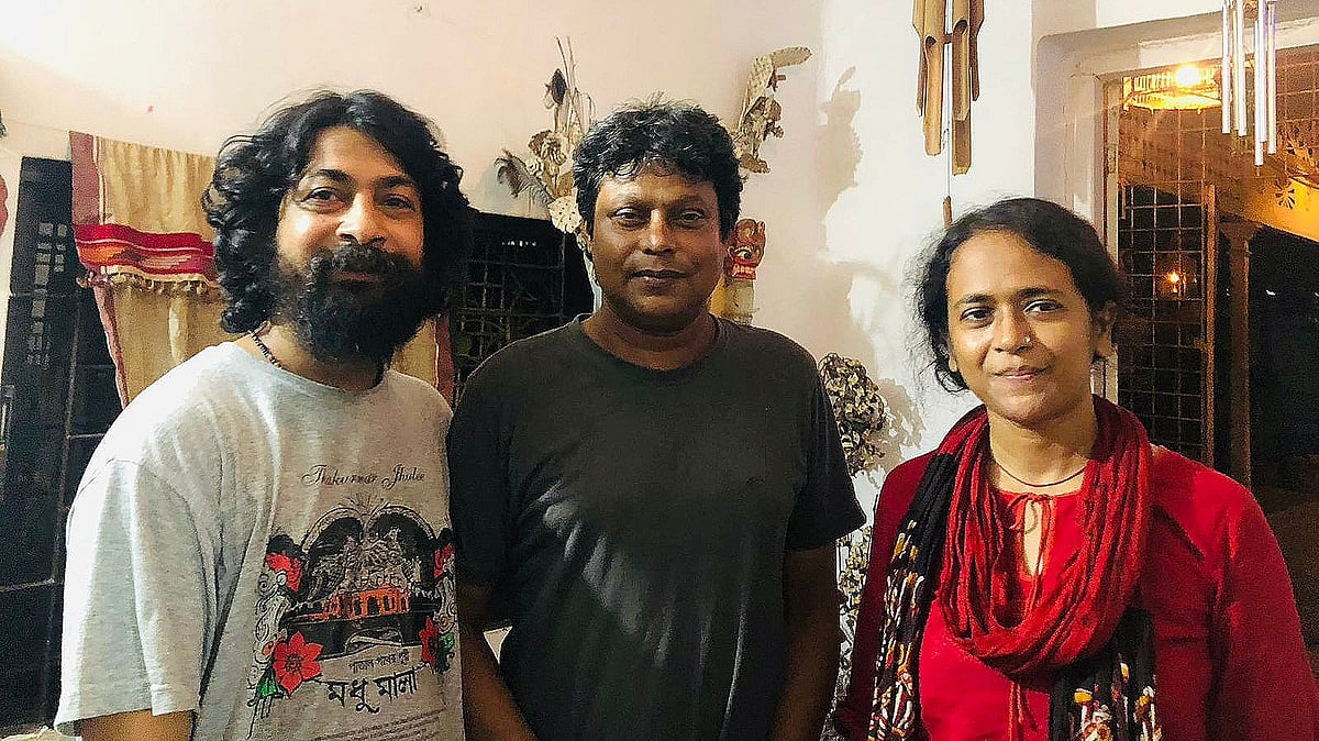 রাহুল ও তাঁর সহধর্মিণী ঊর্মিলা শুক্লার সঙ্গে গীতিকার কবির বকুল। ছবিটি তুলে লেখকের মেয়ে প্রতীক্ষা